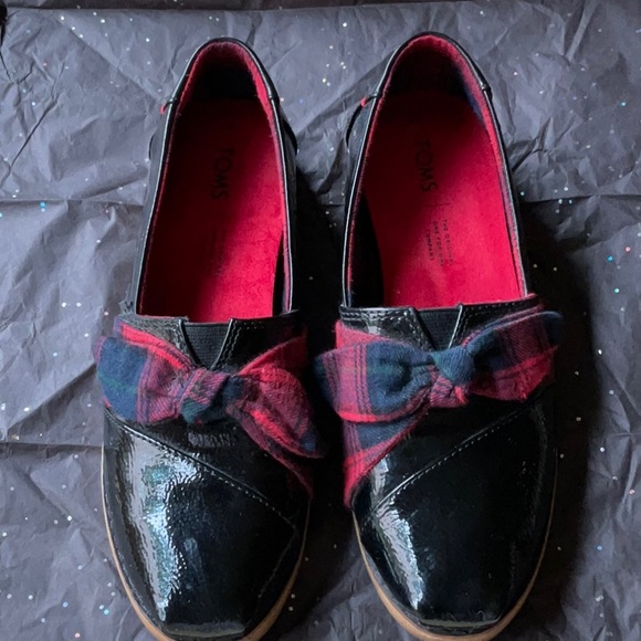 ⚫️🔴 TOMS BLACK PATIENT LEATHER SHOES WITH PLAID BOWS 🔴⚫️ - Picture 6 of 16